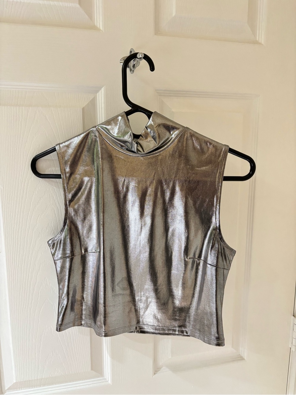 h:ours Metallic Silver Mock Neck Cropped Cami